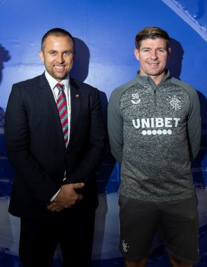 Zakladatel TOMKET Radek Grill (vlevo) se Stevenem Gerrardem během partnerství s Rangers F.C.